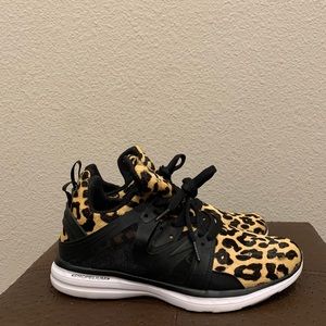APL Women's Ascend Leopard Black White  Size:9.5
